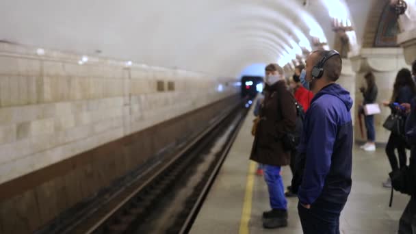 UKRAINE, KIEV - MAJ 26, 2020: tunnelbanestation. Folk väntar vid en tunnelbanestation i Kiev. — Stockvideo