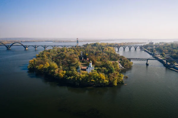 Kiev 'deki Dinyeper Nehri' ne bak. Hava aracı görünümü.