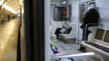 UKRAINE, KIEV - 26 Mayıs 2020: Metro istasyonu. Metro vagonundaki insanlar
