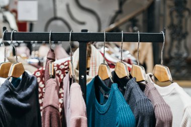 Gösteride askılarda moda kıyafetleri