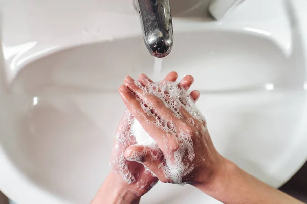 Man washing hands to protect against the coronavirus — Stock Photo, Image