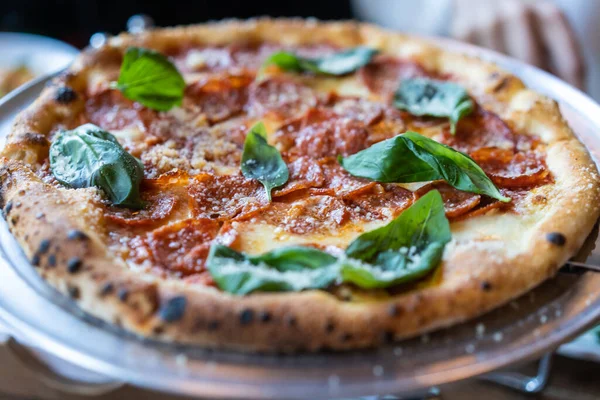 Pizza com salsicha e manjericão, vista de perto — Fotografia de Stock