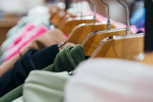 Modebekleidung auf Kleiderbügeln bei der Show — Stockfoto