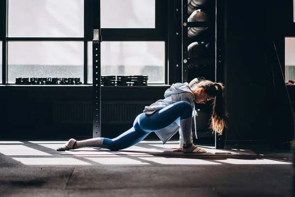 Retrato de una joven atractiva haciendo ejercicio de yoga o pilates — Foto de Stock