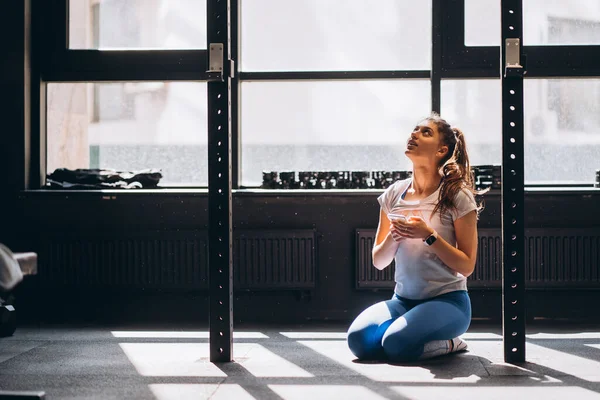 Portrét atraktivní mladé ženy cvičící jógu nebo pilates — Stock fotografie