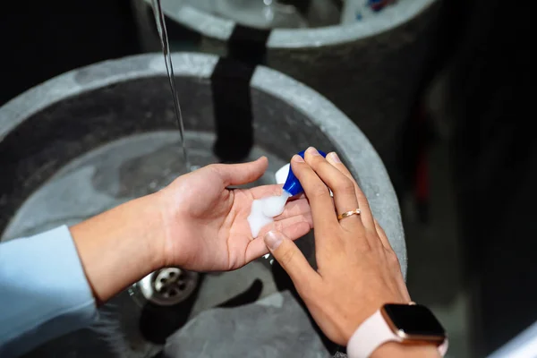 ผู้หญิงล้างมือเพื่อป้องกันไวรัสโคโรนา — ภาพถ่ายสต็อก
