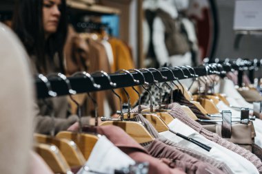 Gösteride askılarda moda kıyafetleri