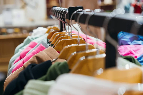 Modebekleidung auf Kleiderbügeln bei der Show — Stockfoto