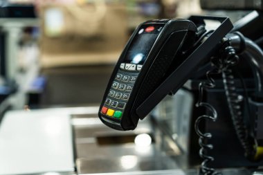 Kredi kartlarıyla ödeme yapmak için banka terminali