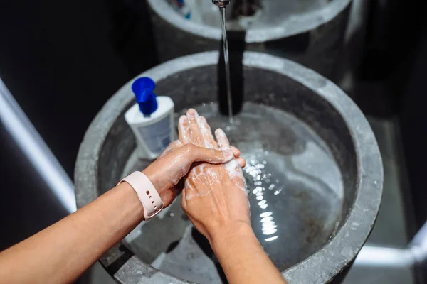 Vrouw handen wassen om te beschermen tegen het coronavirus — Stockfoto