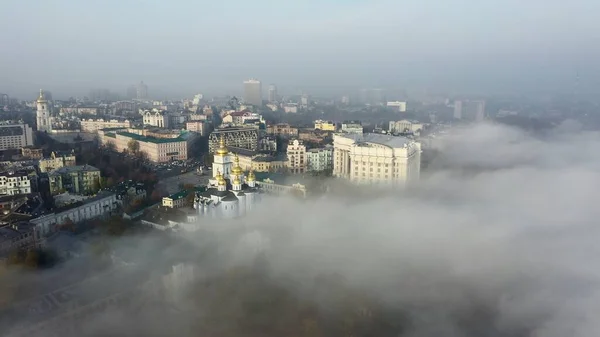 Вид з повітря на місто в тумані . — стокове фото