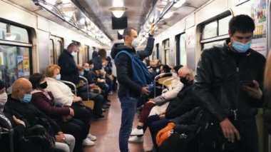 UKRAINE, KIEV - 26 Mayıs 2020: Metro istasyonu. Metro vagonundaki insanlar