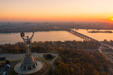 Kiev Ukrayna 'nın güzel, ateşli günbatımında ufuk çizgisi. Anavatan anıtı.