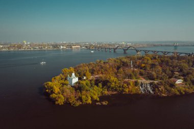 Kiev 'deki Dinyeper Nehri' ne bak. Hava aracı görünümü.