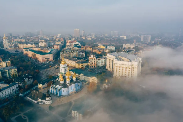 Вид с воздуха на город в тумане — стоковое фото