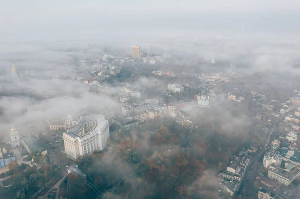 Vista aérea de la ciudad en la niebla — Foto de Stock