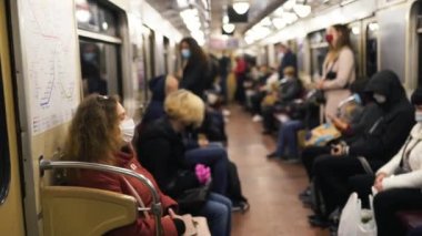 UKRAINE, KIEV - 26 Mayıs 2020: Metro istasyonu. Metro vagonundaki insanlar