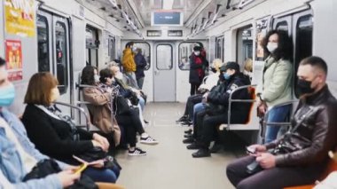 UKRAINE, KIEV - 26 Mayıs 2020: Metro istasyonu. Metro vagonundaki insanlar