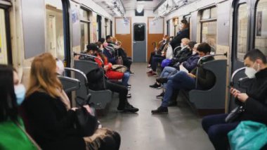 UKRAINE, KIEV - 26 Mayıs 2020: Metro istasyonu. Metro vagonundaki insanlar