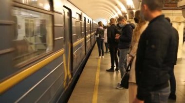 UKRAINE, KIEV - 26 Mayıs 2020: Metro istasyonu. Kiev 'de metro istasyonunda bekleyenler var..