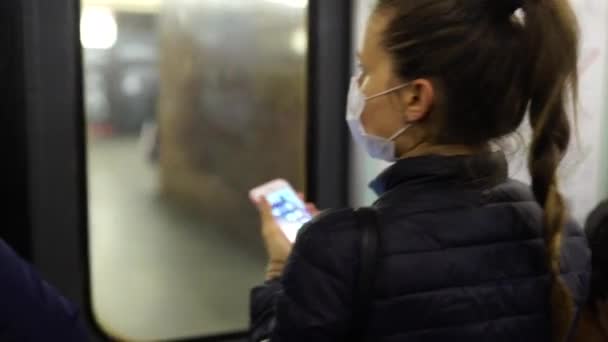 UKRAINE, KIEV - 26 mei 2020: metrostation. Mensen in een metro auto — Stockvideo