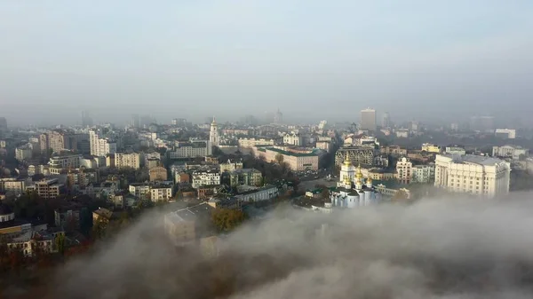 Letecký pohled na město v mlze. — Stock fotografie