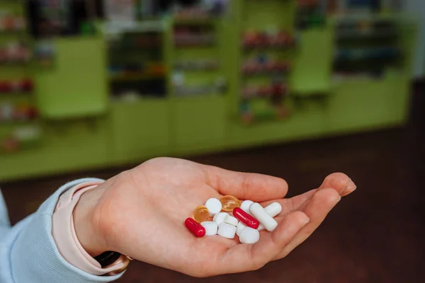 Coronavirus. Covid-19. Ein Mann oder eine Frau nimmt und zeigt Tabletten. — Stockfoto