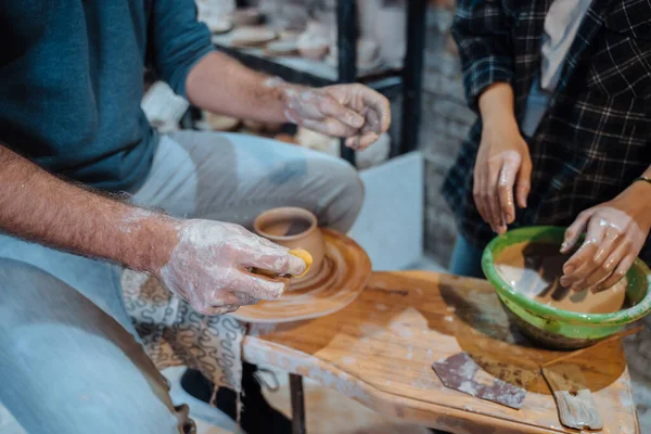 Einen handgemachten Tontopf herstellen. Töpferkurs, Hobby. — Stockfoto