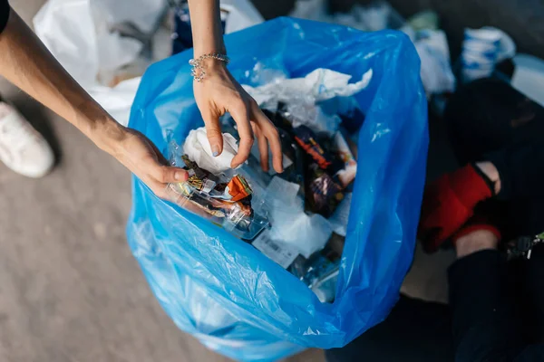 Νεαρή γυναίκα ταξινομεί σκουπίδια. Έννοια της ανακύκλωσης. Μηδέν απόβλητα — Φωτογραφία Αρχείου