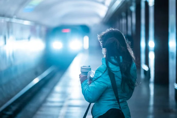 Donna aspetta in una stazione della metropolitana a Kiev. — Foto Stock