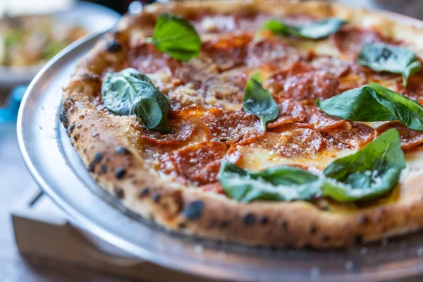 Pizza com salsicha e manjericão, vista de perto — Fotografia de Stock