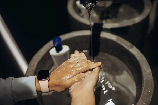 Mulher lavando as mãos para proteger contra o coronavírus — Fotografia de Stock