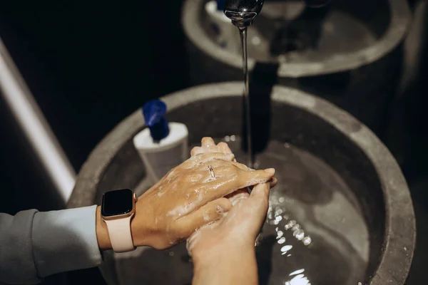 Vrouw handen wassen om te beschermen tegen het coronavirus — Stockfoto