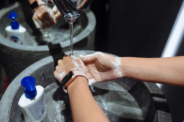 Wanita mencuci tangan untuk melindungi terhadap coronavirus — Stok Foto