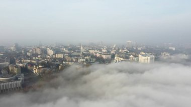 Şehrin sisli havadan görünüşü.