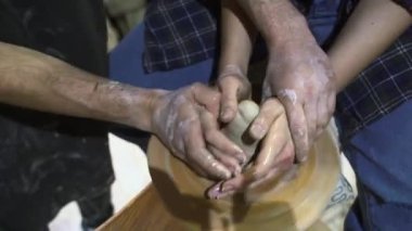Atölyede el yapımı kil tenceresi yapıyorum. Ustayla çömlek dersi.
