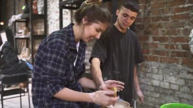 Atölyede el yapımı kil tenceresi yapıyorum. Ustayla çömlek dersi.