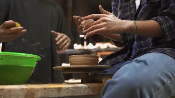 Een handgemaakte kleipot maken in de werkplaats. Pottenbakkersles bij meester. — Stockvideo