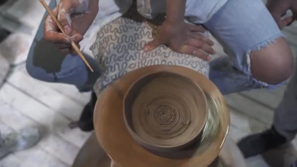 Een handgemaakte kleipot maken in de werkplaats. Pottenbakkersles bij meester. — Stockvideo