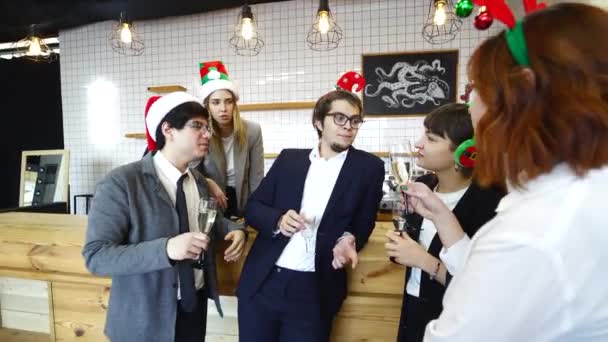 Happy rekan-rekan di kantor merayakan acara khusus. — Stok Video