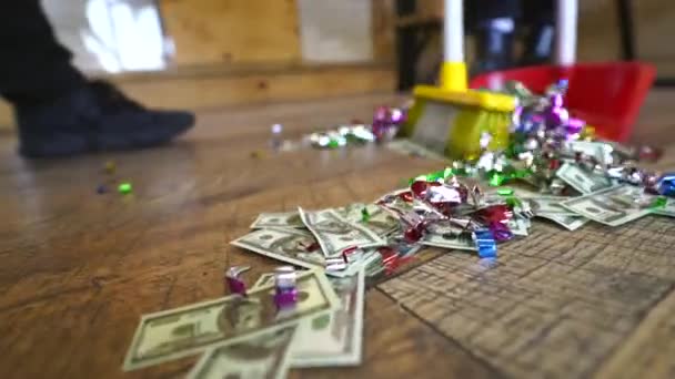 Balai balayant dollars en cuillère de sur le sol en bois — Video