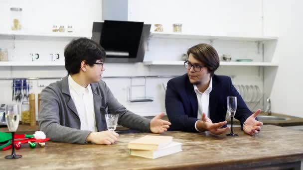 Heureux collègues au bureau célèbrent un événement spécial. — Video