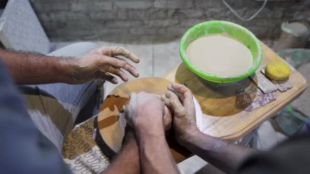 Fabrication d'un pot en argile fait à la main dans l'atelier. Cours de poterie avec maître. — Video