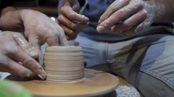 Fabrication d'un pot en argile fait à la main dans l'atelier. Cours de poterie avec maître. — Video