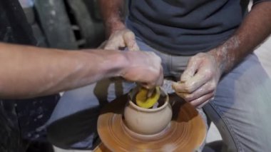 Atölyede el yapımı kil tenceresi yapıyorum. Ustayla çömlek dersi.