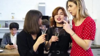 Ofisteki mutlu meslektaşlar özel olayı kutluyor. Dans et ve rahatla
