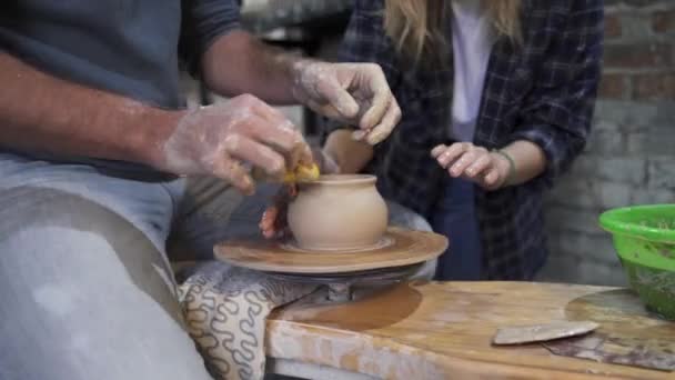 Fazendo um pote de barro artesanal na oficina. Lição de cerâmica com mestre. — Vídeo de Stock