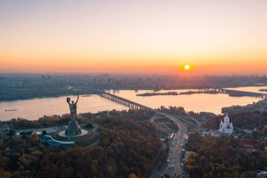 Kiev Ukrayna 'nın güzel, ateşli günbatımında ufuk çizgisi. Anavatan anıtı.