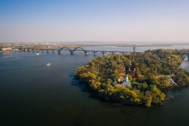 Kiev 'deki Dinyeper Nehri' ne bak. Hava aracı görünümü.