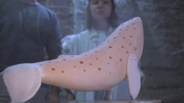 Çekici gülümseyen insanlar kilden harika işler çıkarıyorlar.